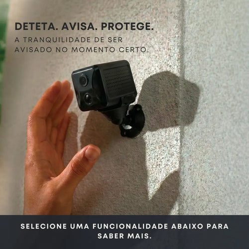 Image 3 : Câmara Mia+ instalada numa parede — deteção de movimento e alertas em tempo real